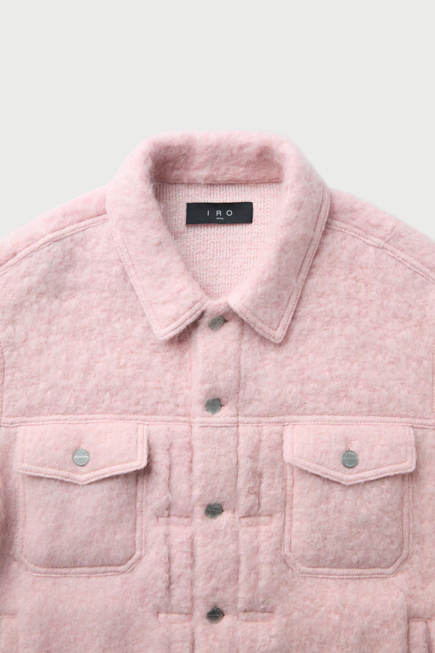 LOFISPE2 (로피스페2) 헤어리 트러커 재킷은 부드러운 촉감의 헤어리 원단으로 제작되어 가을, 겨울 시즌에 따뜻하게 착용하기 좋은 아우터입니다. 스카이블루와 핑크 두 가지 색상으로 출시되었으며, 캐주얼 스타일을 연출하기에 적합합니다. 레귤러핏에 크롭 기장으로 디자인되어 트렌디한 감각을 더했습니다. 모, 폴리에스터, 아크릴 혼방 소재에 면 안감으로 편안한 착용감을 선사합니다. 버튼 여밈 방식의 무지 디자인으로 미니멀하고 클래식한 분위기를 연출할 수 있습니다.
