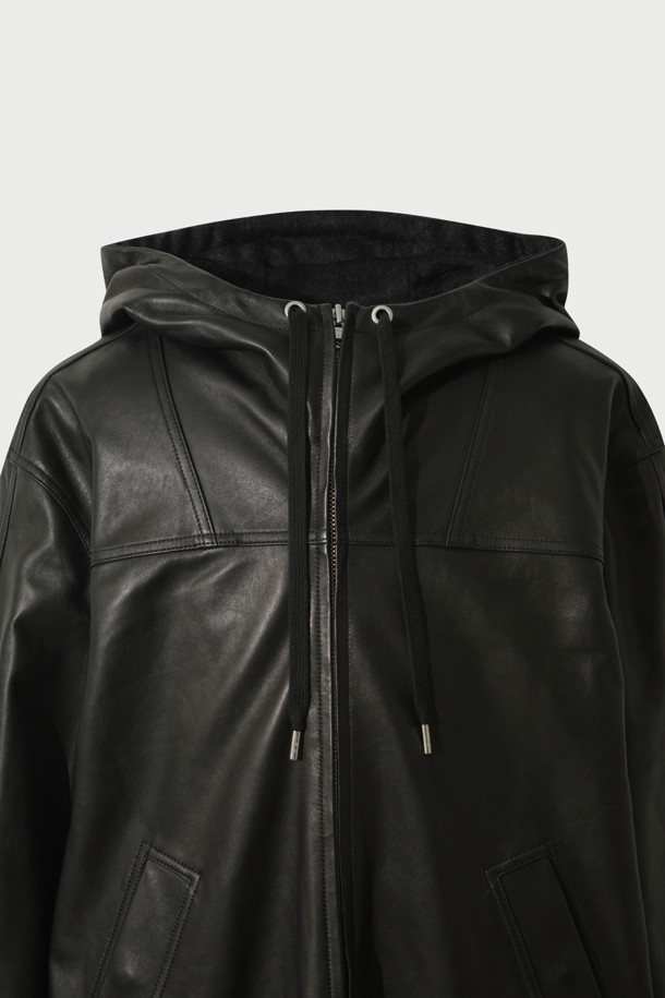 CEMAL(세말) 양가죽 울 본딩 후드 점퍼는 부드러운 양가죽과 울 소재를 사용하여 가을, 겨울철 따뜻함을 선사하는 후드 점퍼입니다. 블랙 컬러의 레귤러핏 디자인으로, 일상 및 출근룩에 모두 잘 어울리는 베이직하고 미니멀한 스타일을 연출합니다. 안감은 울 소재로 제작되어 보온성을 높였으며, 두꺼운 두께감으로 추운 날씨에도 든든하게 착용 가능합니다. 집업 스타일의 여밈 방식과 포켓 디테일이 실용성을 더하며, 클래식, 미니멀, 캐주얼 등 다양한 스타일을 소화할 수 있습니다.
