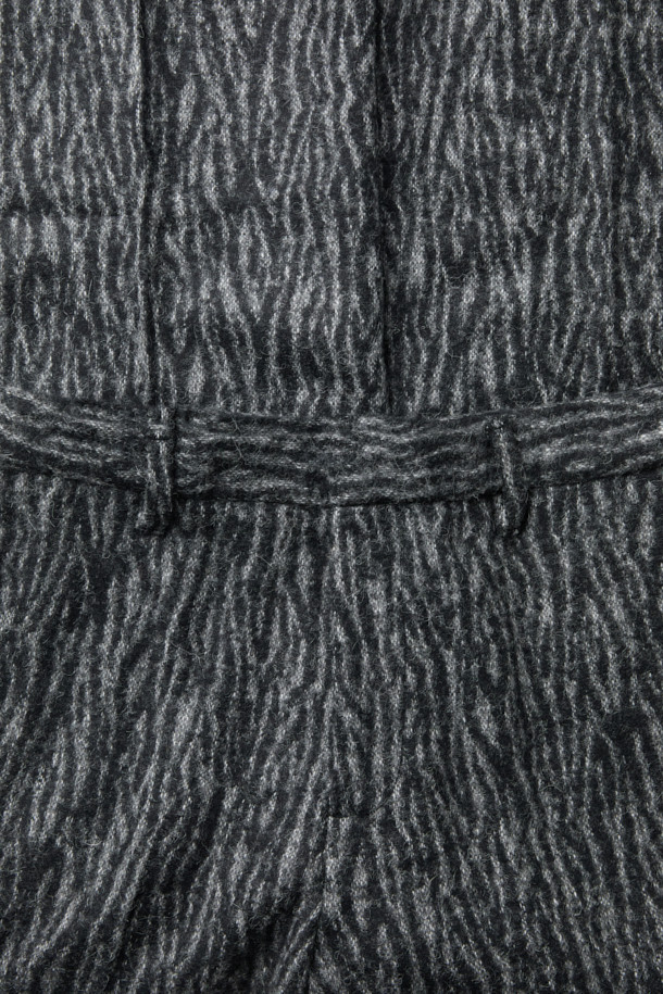 ZACCK(자크) 지브라 와이드 팬츠는 가을, 겨울 시즌에 어울리는 베이직 스타일의 와이드 핏 바지입니다. 블랙과 그레이 두 가지 색상으로 출시되어 다양한 상의와 손쉽게 매치할 수 있습니다. 아크릴, 폴리에스터, 모, 알파카 혼방 소재로 제작되어 따뜻하고 편안한 착용감을 선사합니다. 지브라 패턴으로 포인트를 더해, 클래식, 미니멀, 캐주얼 등 폭넓은 스타일을 소화하며 출근룩, 모임룩으로 활용하기 좋습니다.
