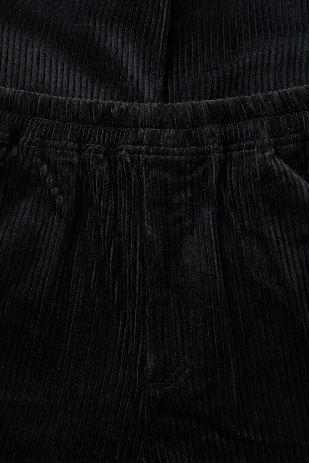 "VITTORE(비토레) 코듀로이 밴딩 와이드 팬츠"는 부드러운 코듀로이 소재와 면 혼방으로 제작되어 편안한 착용감을 선사합니다. 허리 밴딩 디자인으로 활동성을 높였으며, 와이드핏으로 트렌디한 스타일을 연출합니다. 베이직하고 캐주얼한 무드로 다양한 상의와 매치하기 좋으며, 가을, 겨울 시즌에 따뜻하게 즐겨 입을 수 있습니다. 블랙 색상으로 어떤 룩에도 고급스럽게 잘 어울리는 데일리 팬츠입니다.
