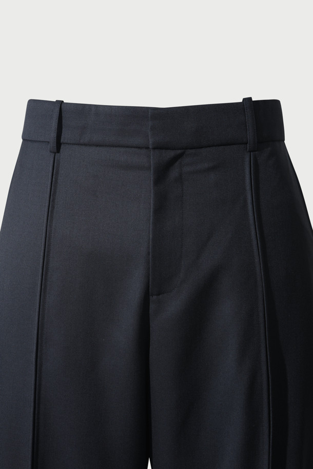 미르고 울 핀턱 와이드 팬츠는 가을, 겨울 시즌에 어울리는 네이비 컬러의 울 팬츠입니다. 모던한 스타일의 이 바지는 와이드핏으로 편안하면서도 세련된 실루엣을 연출합니다. 핀턱 디테일이 더해져 클래식, 미니멀, 시크한 스타일을 선호하는 분들께 적합하며, 출근룩, 오피스룩, 겨울 데일리룩으로 활용하기 좋습니다. 면 안감으로 부드러운 착용감을 제공하며, 밴딩 없이 깔끔하게 떨어지는 디자인입니다.
