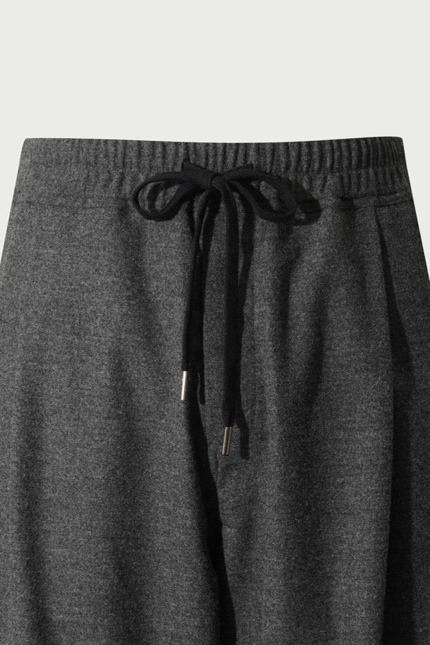 RAYANE 울 밴딩 와이드 팬츠는 가을, 겨울 시즌에 어울리는 울 와이드 팬츠입니다. 블랙과 그레이 두 가지 색상으로 출시되어 다양한 상의와 매치하기 좋습니다. 허리 밴딩으로 편안한 착용감을 선사하며, 루즈핏 디자인으로 활동성을 높였습니다. 출근룩, 겨울 데일리룩, 오피스룩 등 TPO에 구애받지 않고 클래식, 미니멀, 시크한 스타일을 연출할 수 있습니다. 울, 폴리에스터, 레이온, 나일론, 폴리우레탄, 면 등 혼방 소재로 제작되어 부드러운 촉감과 편안한 착용감을 제공합니다.
