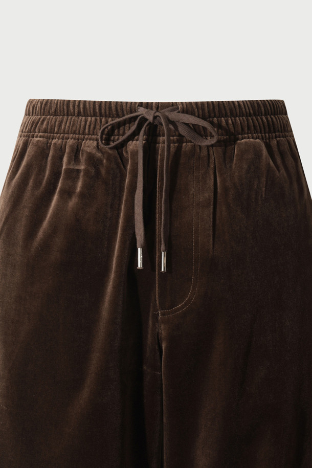 VLADI2(블라디2) 벨벳 와이드 팬츠는 부드러운 촉감의 면 소재와 벨벳 원단으로 제작되어 가을, 겨울 시즌에 따뜻하고 포근하게 착용하기 좋습니다. 넉넉한 루즈핏 와이드 디자인으로 편안한 착용감을 선사하며, 허리 밴딩 처리로 활동성을 높였습니다. 브라운 컬러의 무지 디자인으로 다양한 상의와 손쉽게 매치하여 캐주얼, 미니멀, 클래식 스타일을 연출할 수 있습니다. 데이트룩, 모임룩 등 TPO에 맞춰 세련된 스타일을 완성해보세요.
