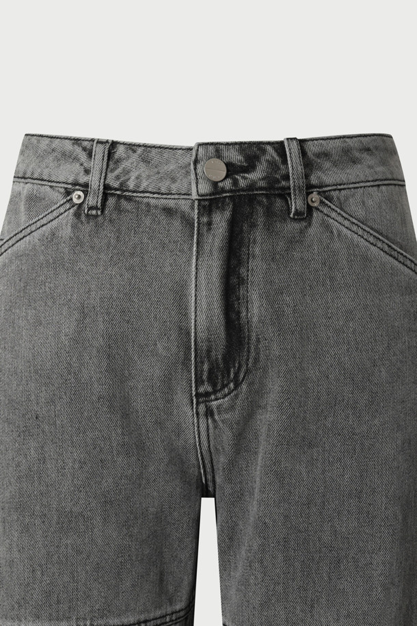 워싱 데님 바이크 팬츠는 남성 고객을 위한 바지로, 봄, 가을에 착용하기 좋습니다. 스포티하면서도 캐주얼한 스타일을 연출하며, 출근룩으로도 활용 가능한 미니멀한 디자인이 특징입니다. 레귤러핏으로 편안한 착용감을 제공하며, 무지 패턴의 그레이 컬러 데님 소재로 제작되었습니다. 사선 포켓 디자인과 바이크 스타일 절개가 돋보이며, 워싱 가공으로 빈티지한 멋을 더했습니다.
