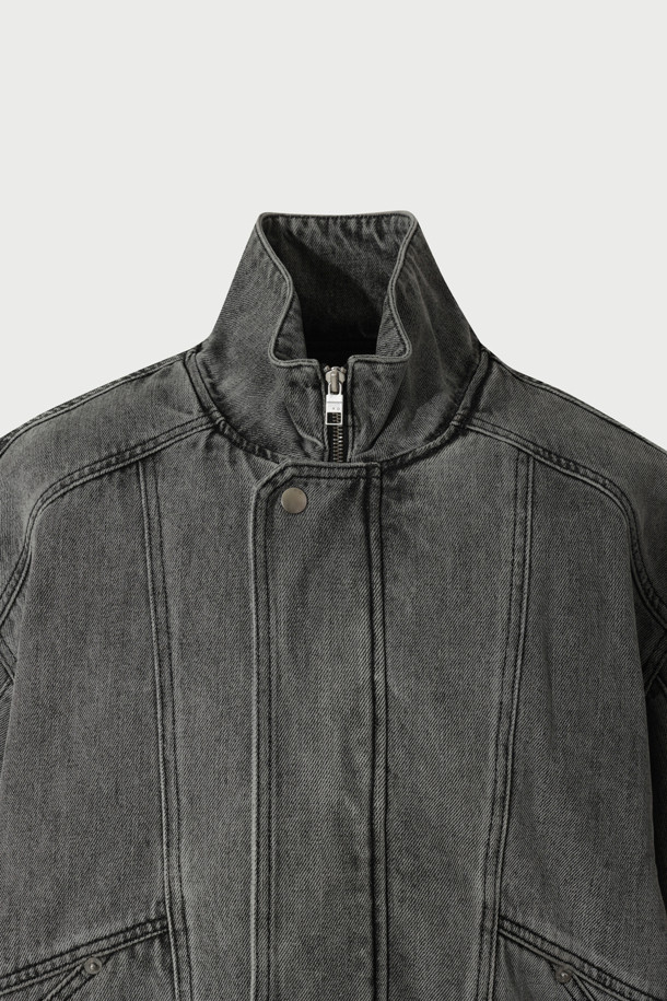 GISILO(지실로) 워시드 데님 바이크 점퍼는 캐주얼 및 스트릿 스타일을 즐기는 분들을 위한 아우터입니다. 그레이 컬러의 데님 소재에 워싱 처리하여 빈티지한 멋을 더했으며, 봄, 가을 간절기에 착용하기 좋습니다. 크롭 기장에 레귤러핏으로 제작되었으며, 집업 방식으로 간편하게 입고 벗을 수 있습니다. 사선 포켓과 바이크 스타일 절개가 특징이며, 폴리에스터와 면 혼방의 안감으로 편안한 착용감을 제공합니다. 긴 소매 기장의 데님 점퍼로 다양한 스타일 연출에 활용할 수 있습니다.
