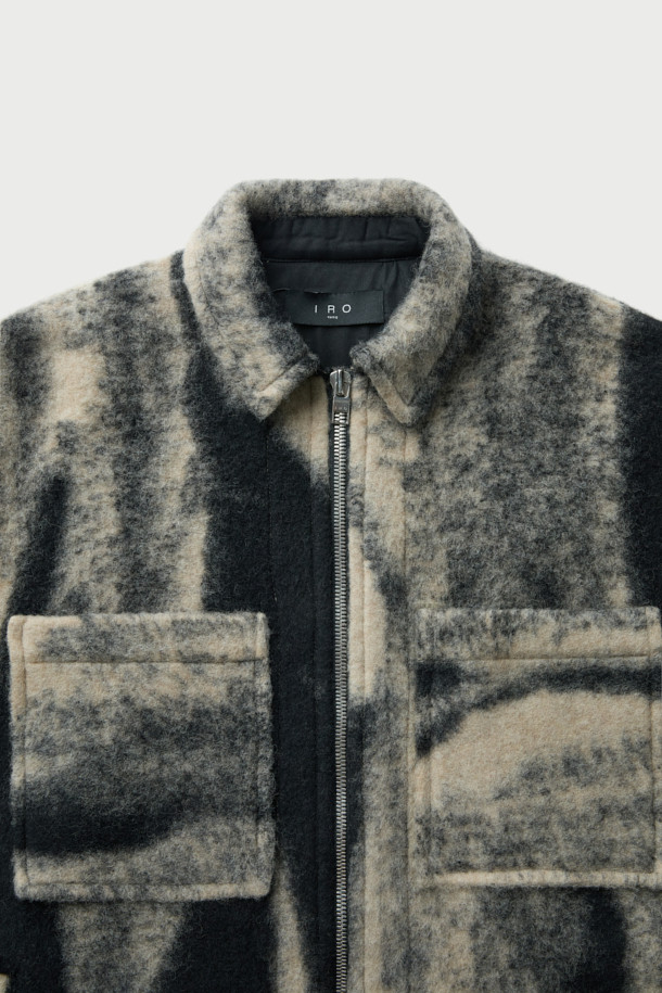 MOFUSPE1 지브라 봄버 재킷은 캐주얼, 미니멀, 클래식 스타일을 아우르는 아우터입니다. 블랙과 베이지 두 가지 색상으로 출시되었으며, 봄, 가을에 어울리는 두꺼운 두께감의 루즈핏 셔켓 스타일 봄버 재킷입니다. 면, 폴리에스터, 모 혼방의 부드러운 소재로 제작되었으며, 가슴 양옆 포켓 디테일과 지브라 패턴이 특징입니다. 일상에서 편안하게 착용하기 좋으며, 봄 소풍룩을 연출하기에도 적합합니다. 긴 소매와 집업 스타일로 간편하게 입고 벗을 수 있습니다.
