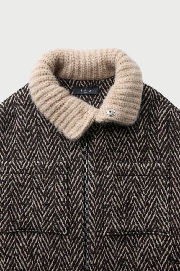 SANOBSPE 니트 하이브리드 집업 재킷은 가을과 겨울에 어울리는 오버핏 집업 자켓입니다. 울, 알파카, 모, 아크릴, 폴리에스터, 나일론, 레이온 등 다양한 소재를 혼방하여 제작되었으며, 두꺼운 두께감으로 따뜻하고 부드러운 촉감을 선사합니다. 헤링본 패턴에 니트 배색 디자인이 돋보이며, 2WAY 지퍼 디테일로 실용성을 더했습니다. 출근룩, 모임룩 등 다양한 TPO에 캐주얼, 클래식, 미니멀 스타일로 활용하기 좋습니다.
