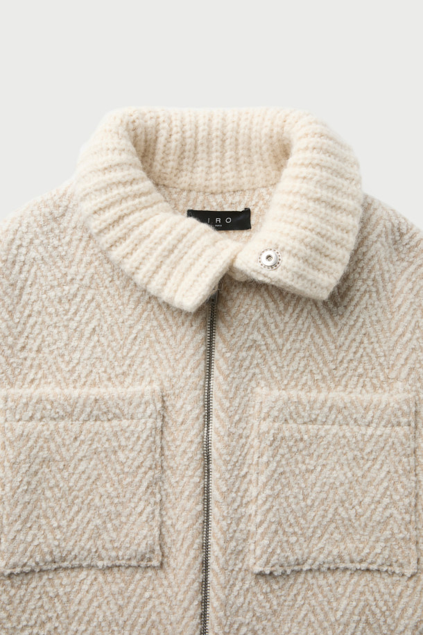 SANOBSPE 니트 하이브리드 ZIP-UP 재킷은 가을, 겨울 시즌을 위한 공용 아우터입니다. 아이보리, 베이지 두 가지 색상으로 출시되었으며, 헤링본 패턴에 부드러운 촉감의 울, 알파카, 아크릴, 폴리에스터, 나일론, 레이온 혼방 소재를 사용하여 보온성을 높였습니다. 세미 오버핏에 레귤러 기장으로 제작되었으며, 2WAY 지퍼 디테일로 실용성을 더했습니다. 출근룩, 모임룩 등 다양한 TPO에 클래식하고 미니멀한 스타일을 연출할 수 있습니다.
