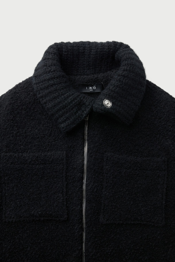 SANOBSPE(사놉스페) 니트 하이브리드 ZIP-UP(집업) 자켓은 가을과 겨울, 일상에서 착용하기 좋은 아우터입니다. 블랙 컬러의 헤링본 패턴이 특징이며, 세미 오버핏의 크롭 기장으로 스타일리시함을 더했습니다. 부드러운 촉감의 두꺼운 니트 소재로 제작되었으며, 모, 아크릴, 폴리에스터, 나일론, 레이온, 알파카 등 다양한 소재가 혼방되어 보온성을 높였습니다. 2WAY(투웨이) 지퍼와 니트 배색 디테일이 돋보이며, 출근룩, 모임룩, 데이트룩 등 다양한 TPO(티피오)에 클래식, 미니멀, 시크한 스타일을 연출하기 좋습니다. 안감 또한 니트 소재로 제작되어 편안한 착용감을 선사합니다.
