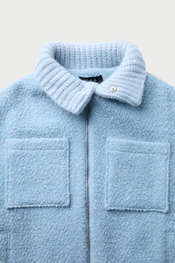 산옵스페(SANOBSPE) 니트 하이브리드 집업 재킷은 가을, 겨울 시즌에 어울리는 아우터입니다. 헤링본 패턴의 하늘색 컬러가 돋보이며, 세미 오버핏으로 편안한 착용감을 선사합니다. 울, 알파카, 아크릴 등 다양한 소재로 제작되어 부드러운 촉감을 느낄 수 있습니다. 2WAY 지퍼와 니트 배색 디테일이 특징이며, 출근룩과 모임룩, 클래식, 미니멀, 캐주얼 스타일 모두 소화 가능합니다. 크롭 기장의 니트 자켓으로 스타일리시함을 더했습니다.
