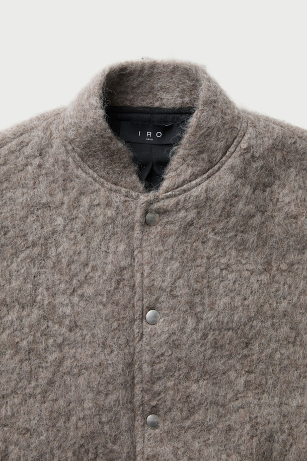 MAHIANASPE1 헤어리 봄버 재킷은 캐주얼, 클래식, 미니멀 스타일을 즐기는 분들을 위한 봄 소풍룩을 완성해 줄 아우터입니다. 멜란지 베이지 컬러의 헤어리 울 블렌디드 소재로 제작되어 부드러운 촉감과 따뜻함을 선사합니다. 레귤러핏으로 편안하게 착용 가능하며, 긴소매와 스냅 여밈 방식으로 디자인되었습니다. 안감은 아세테이트, 레이온, 면 소재를 사용하여 활동성을 높였습니다. 봄 스타일링에 포인트를 더해줄 봄버 재킷을 만나보세요.
