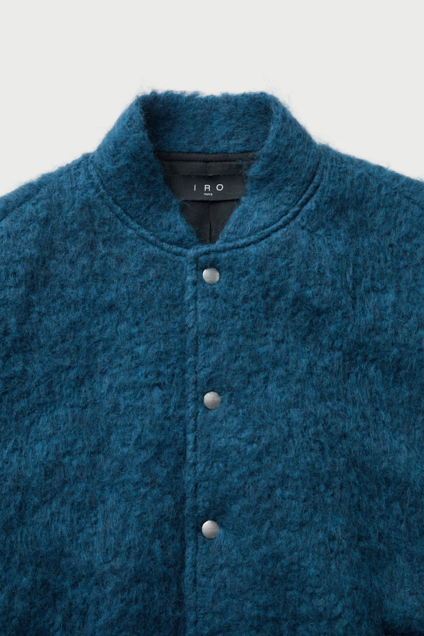 MAHIANASPE1 헤어리 봄버 재킷은 멜란지 베이지 컬러의 여성용 봄버 재킷입니다. 헤어리 울 블렌디드 소재로 제작되어 부드러운 촉감을 선사하며, 버튼 여밈 방식과 레귤러핏으로 편안하게 착용할 수 있습니다. 크롭 기장의 긴소매 디자인으로, 데이트룩과 봄 소풍룩에 스타일리시함을 더합니다. 클래식, 미니멀, 캐주얼 등 다양한 스타일에 매치하여 멋스러운 연출이 가능합니다. 안감은 아세테이트, 레이온, 면 혼방으로 제작되었습니다.
