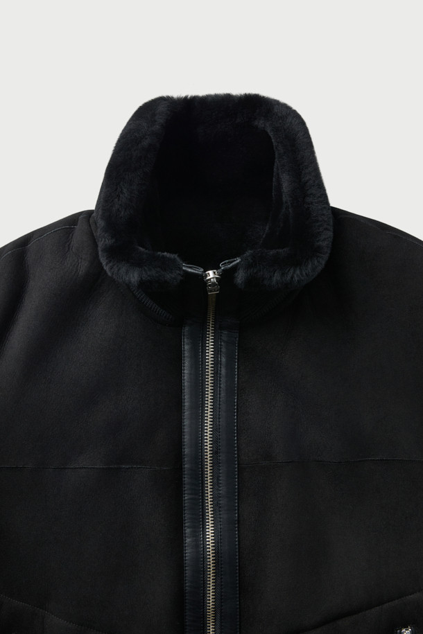 AYLLON(아이런) 시어링 블루종 점퍼는 겨울철 따뜻함과 스타일을 모두 갖춘 캐주얼 아우터입니다. 고급스러운 양가죽과 부드러운 시어링 소재를 사용하여 촉감이 뛰어나며, 두꺼운 두께감으로 뛰어난 보온성을 제공합니다. 레귤러핏 디자인에 무지 블랙 컬러로 어떤 스타일에도 쉽게 매치할 수 있으며, 집업 여밈 방식으로 편안하게 착용 가능합니다. 크롭 기장의 디자인은 트렌디함을 더하며, 긴 소매는 한겨울에도 따뜻하게 감싸줍니다. 미니멀하고 클래식한 스타일을 선호하는 분들께 추천하는 아이템입니다.
