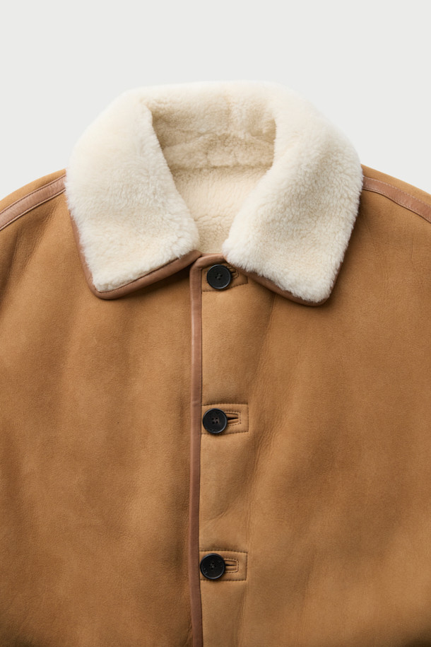 CORRI(코리) 중기장 투 포켓 시어링 재킷은 부드러운 양가죽 소재의 오버핏 시어링 재킷입니다. 베이지와 화이트 두 가지 색상으로 출시되어 겨울철 다양한 룩에 활용하기 좋습니다. 넉넉한 두께감과 보온성을 갖춰 추운 날씨에도 따뜻하게 착용할 수 있으며, 투 포켓 디자인으로 실용성을 더했습니다. 캐주얼, 미니멀, 클래식 스타일을 즐기는 분들께 출근룩과 연말 모임룩으로 추천합니다.
