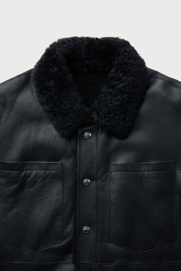 HOLMY(홀미) 시어링 셔켓은 남성용 아우터로, 가을과 겨울에 따뜻하게 착용할 수 있습니다. 블랙 컬러의 무지 디자인에 레귤러핏으로 제작되었으며, 캐주얼, 클래식, 미니멀 스타일을 모두 소화합니다. 천연 가죽 소재에 두꺼운 두께감과 부드러운 촉감이 특징이며, 시어링 안감과 긴 소매 기장으로 보온성을 높였습니다. 스냅 여밈 방식의 셔켓으로, 출근룩과 모임룩 등 다양한 TPO에 활용 가능합니다.
