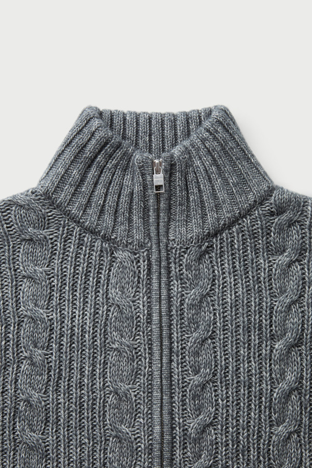 **KAMERON (카메론) 조직감 풀 ZIP-UP (집업) 스웨터**는 부드러운 촉감의 면, 아크릴 혼방 소재로 제작되어 가을과 겨울에 따뜻하게 착용할 수 있는 하이넥 스웨터입니다. 꽈배기 조직감과 골지 패턴이 돋보이며, 베이직한 디자인으로 클래식, 미니멀, 캐주얼 등 다양한 스타일 연출에 활용하기 좋습니다. 크롭 기장과 긴 소매, 집업 스타일로 편안함과 스타일리시함을 동시에 잡았습니다. 그레이 컬러로 어떤 옷에도 매치하기 용이하여, 일상에서 폭넓게 활용할 수 있습니다.

