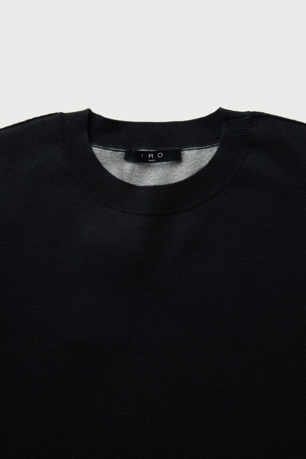 JODIE(조디) 오비핏 라운드넥 니트는 가을, 겨울 시즌 남성 고객을 위한 베이직 스타일의 니트입니다. 부드러운 촉감의 모, 면, 나일론, 폴리우레탄 혼방 소재를 사용하여 제작되었으며, 두꺼운 두께감으로 보온성을 높였습니다. 무지(無地) 디자인에 라운드넥, 긴소매, 오버핏으로 편안하고 세련된 핏을 연출합니다. 겨울철 데일리룩, 출근룩 등 다양한 시간과 장소와 상황에 활용 가능하며, 클래식, 미니멀, 캐주얼 스타일을 즐기는 분들께 추천합니다. 베스트셀링 제품으로 많은 사랑을 받고 있습니다.