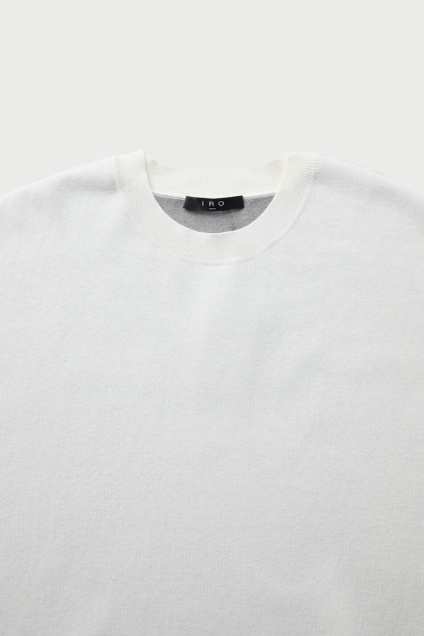 **JODIE 오비핏 라운드넥 니트**는 가을, 겨울 시즌 남성분들을 위한 베이직 스타일의 니트입니다. 부드러운 모, 면, 나일론, 폴리우레탄 혼방 소재로 제작되어 편안한 착용감을 선사합니다. 라운드넥 디자인과 긴소매, 무지 패턴으로 어떤 룩에도 매치하기 용이하며, 오버핏으로 트렌디한 스타일을 연출합니다. 데일리룩, 미니멀, 클래식, 캐주얼 스타일을 즐겨 입는 분들께 추천하는 제품입니다. 화이트 컬러로 다양한 하의와 코디하기 좋습니다.
