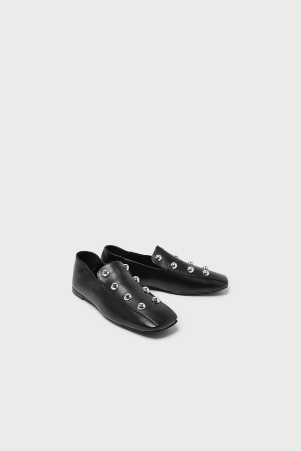 TUTU STUDS (투투 스터드) 스터드 플랫 슈즈는 여성용 플랫 슈즈입니다. 라운드 앞코 디자인에 블랙 색상, 무지 패턴으로 클래식하고 미니멀한 스타일을 연출합니다. 천연가죽 소재로 제작되어 부드러운 착용감을 제공하며, 발 뒤꿈치 밴딩과 스터드 장식으로 포인트를 더했습니다. 봄, 여름, 가을 계절에 일상용으로 착용하기 좋으며, 플랫 굽으로 편안함을 선사합니다.
