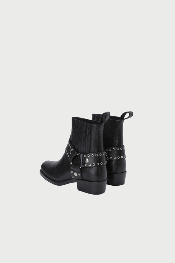 BOYLLE(보일) SUEDE(스웨이드) 스퀘어 부츠는 여성만을 위한 부츠입니다. 부드러운 스웨이드와 천연가죽 소재로 제작되어 가을, 겨울 시즌에 따뜻하고 편안하게 착용할 수 있습니다. 스퀘어 앞코 디자인과 로우 힐 굽으로 클래식하면서도 세련된 실루엣을 연출합니다. 특히, 스터드 스트랩 디테일과 웨스턴 스타일이 더해져 캐주얼룩과 클래식룩, 미니멀룩 등 다양한 스타일에 매치하기 좋습니다. 출근룩과 모임룩에 포인트를 더해줄 아이템입니다.
