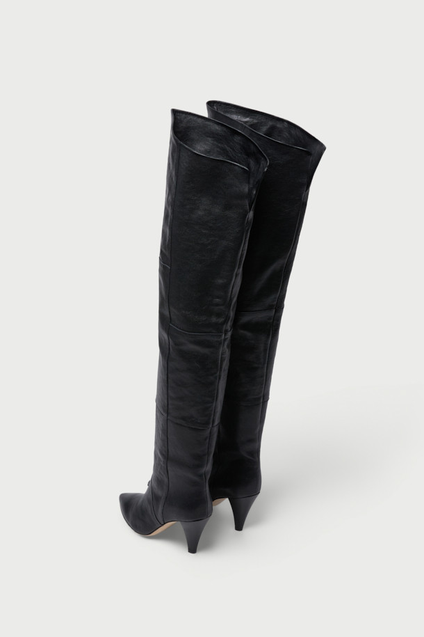 STONE(스톤) 오버핏 롱 부츠는 여성만을 위한 신발입니다. 부드러운 양가죽과 천연가죽 소재로 제작되어 고급스러운 핏을 선사하며, 무릎 위 기장으로 다리가 길어 보이는 효과를 줍니다. 슬림하고 포인티드한 앞코 디자인과 콘힐 굽은 클래식, 미니멀, 시크한 스타일을 완성합니다. 지퍼 없이 슬립온 형태로 편안하게 착용 가능하며, 데이트룩, 모임룩, 연말 모임룩 등 다양한 TPO에 활용하기 좋습니다. 자연스러운 주름이 멋스러운 포인트를 더합니다.
