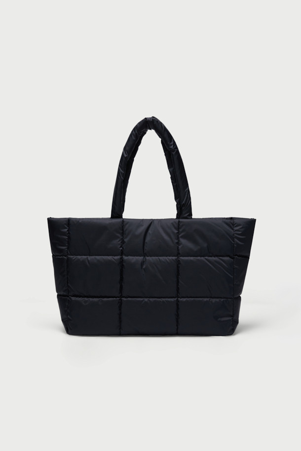 IRO(아이로) 패딩백은 블랙 컬러의 미디엄 사이즈 패딩백으로, 여성 고객을 위해 디자인되었습니다. 가볍고 폭신한 패딩 디자인이 특징이며, IRO(아이로) 로고 패턴으로 포인트를 더했습니다. 나일론 소재로 제작되어 캐주얼한 무드를 연출하며, 지퍼형 잠금 방식으로 내용물을 안전하게 보관할 수 있습니다. 출근룩, 모임룩, 여행룩 등 다양한 TPO에 활용 가능한 실용적인 아이템으로, 미니멀하고 시크한 스타일을 완성해 보세요.
