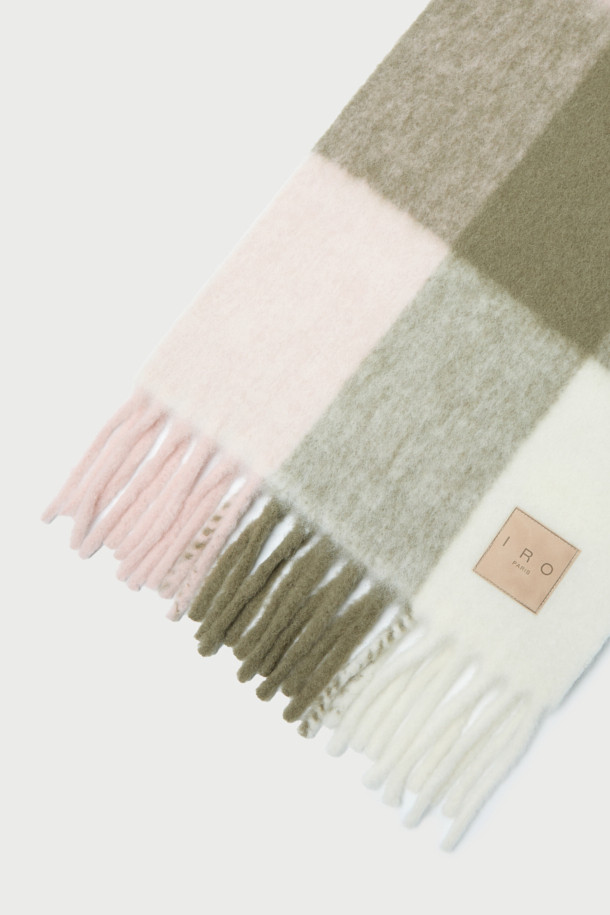 AURAY(오레이) 체크 스카프는 부드러운 알파카, 폴리아미드, 폴리우레탄 혼방 소재로 제작되어 가을과 겨울에 따뜻함을 선사합니다. 베이지, 카키, 화이트 세 가지 시즈널 컬러의 체크 패턴이 캐주얼하고 클래식한 스타일을 연출하며, IRO(이로) 시그니처 라인으로 고급스러운 분위기를 더합니다. 두께감 있는 디자인과 부드러운 촉감으로 편안하게 착용할 수 있으며, 가죽 라벨 디테일이 돋보입니다. 일상룩에 포인트 아이템으로 활용하기 좋은 스카프입니다.
