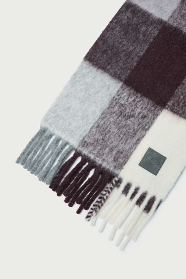 AURAY(오레이) 체크 스카프는 가을, 겨울 시즌에 어울리는 포근한 매력의 스카프입니다. 알파카, 폴리아미드, 폴리우레탄 혼방 소재로 제작되어 부드러운 촉감과 보온성을 자랑하며, 캐주얼, 클래식, 미니멀 스타일 모두 소화 가능합니다. 그레이, 민트, 블랙, 화이트 등 시즈널 컬러의 체크 패턴이 돋보이며, 프린지와 가죽 라벨 디테일로 포인트를 더했습니다. 출근룩, 모임룩 등 다양한 TPO에 활용하여 세련된 스타일을 연출해보세요.
