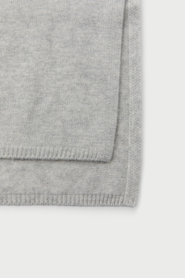 **론(RON) 넥 워머**는 부드러운 촉감의 울과 캐시미어 혼방 소재로 제작되어 가을, 겨울철 보온성을 책임집니다. 차분한 그레이 컬러의 무지 디자인으로, 클래식, 미니멀, 캐주얼 등 다양한 스타일과 매치하기 용이합니다. 두꺼운 두께감으로 추운 날씨에도 따뜻하게 착용할 수 있으며, 출근룩에 아우터 안에 간편하게 레이어드하여 깔끔한 핏을 연출할 수 있습니다. 넥 워머는 탈착이 용이하여 활동성을 높여줍니다.
