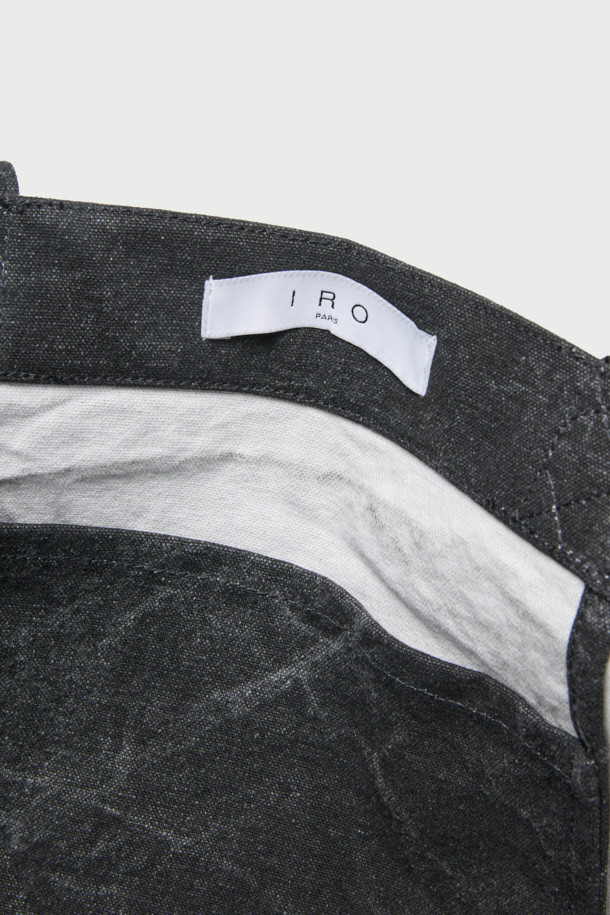 JANE(제인) 북 토트백은 여성용 토트백으로, IRO(이로) 시그니처 자수 디자인이 돋보이는 스타일리시한 블랙 컬러의 면 소재 가방입니다. 숄더백과 핸드백으로 활용 가능하며, 워싱 처리로 자연스러운 멋을 더했습니다. 사각형 디자인에 내부 분리 수납이 가능하여 실용성을 높였으며, 출근룩, 클래식, 미니멀, 캐주얼 스타일 모두에 잘 어울립니다.
