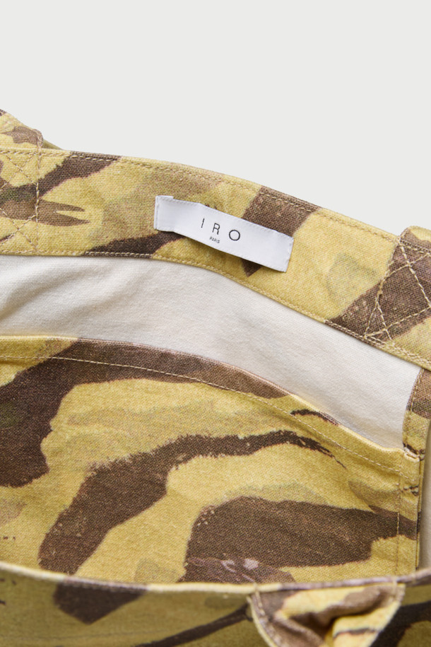 "JANE(제인) 북 토트백"은 IRO(아이로) 시그니처 라인의 25SS 시즌 여성 토트백입니다. 베이지와 브라운 컬러의 면 소재로 제작되었으며, 미디엄 사이즈에 호피 및 애니멀 패턴 자수 디테일이 돋보입니다. 숄더 스트랩과 내부 분리 수납 기능으로 실용성을 높였으며, 캐주얼 스타일에 적합하여 일상에서 편안하게 활용할 수 있습니다. 사각형 디자인으로 미니멀한 스타일을 추구하는 여성에게 추천합니다.
