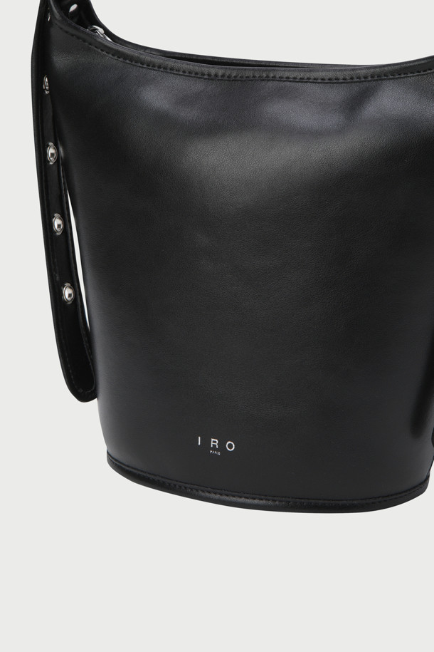 SMALL ZYKE (스몰 자이크) 토트백은 부드러운 천연 소가죽 소재의 여성용 토트백입니다. 심플한 무지 디자인에 블랙 컬러로, 출근룩과 모임룩 등 다양한 TPO에 활용하기 좋습니다. 끈 조절이 가능한 원통형 디자인으로, 시크하고 미니멀한 스타일을 연출합니다. 상단 지퍼 잠금 방식이며, 내부에는 폴리에스터 안감이 덧대어져 실용성을 더했습니다.
