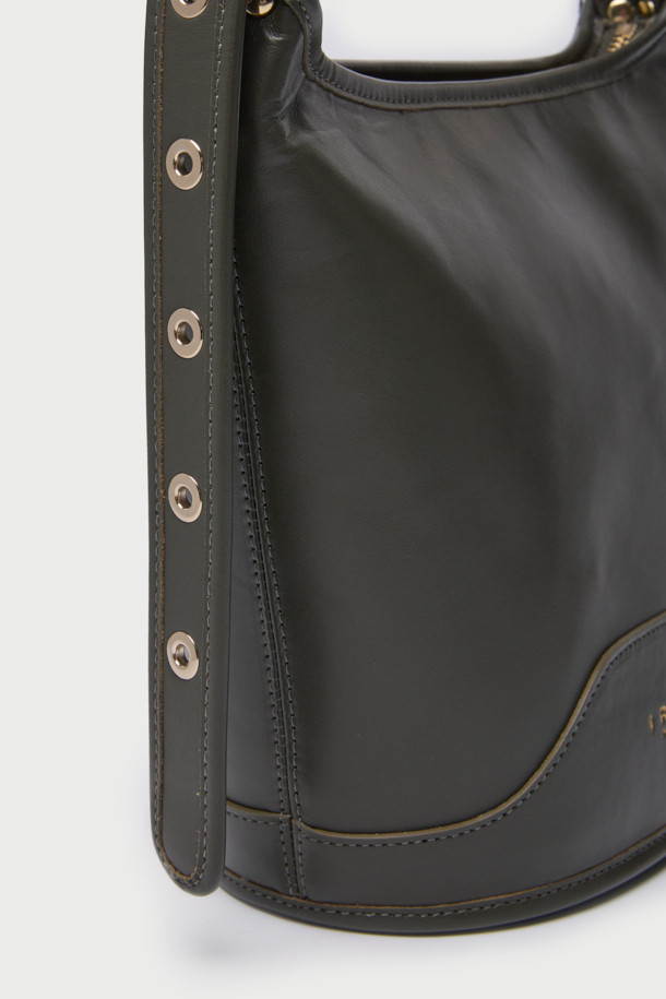 SMALL ZYKE (스몰 자이크) 토트백은 여성용 소가죽 토트백입니다. 심플한 무지 디자인에 블랙 컬러로, 오피스룩, 출근룩, 모임룩 등 다양한 TPO에 잘 어울립니다. 클래식, 미니멀, 시크한 스타일을 연출하기 좋으며, 원통형 디자인과 상단 지퍼 잠금 방식으로 소지품을 안전하게 보관할 수 있습니다. 양쪽 끈 조절이 가능하여 원하는 핏으로 연출할 수 있으며, 튼튼한 밑창과 폴리에스터 안감으로 내구성을 높였습니다.
