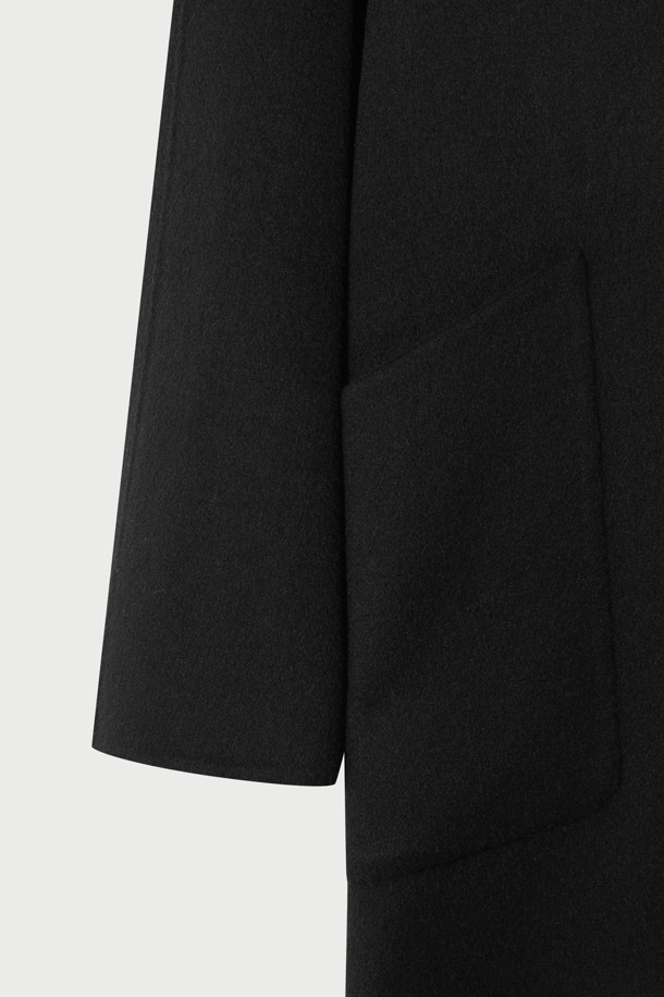 ROVE(로브) 반더블 코트는 여성 고객을 위한 가을, 겨울용 아우터입니다. 블랙 색상의 롱 기장 코트로, 부드러운 촉감의 모, 나일론, 캐시미어 혼방 소재로 제작되었습니다. 클래식하고 미니멀한 스타일을 추구하며, 허리 벨트와 더블 버튼 여밈으로 포인트를 더했습니다. 루즈핏으로 편안하게 착용 가능하며, 출근룩, 오피스룩, 모임룩 등 다양한 TPO에 활용할 수 있습니다. 긴 소매 기장의 무지 디자인으로 시크한 분위기를 연출합니다.
