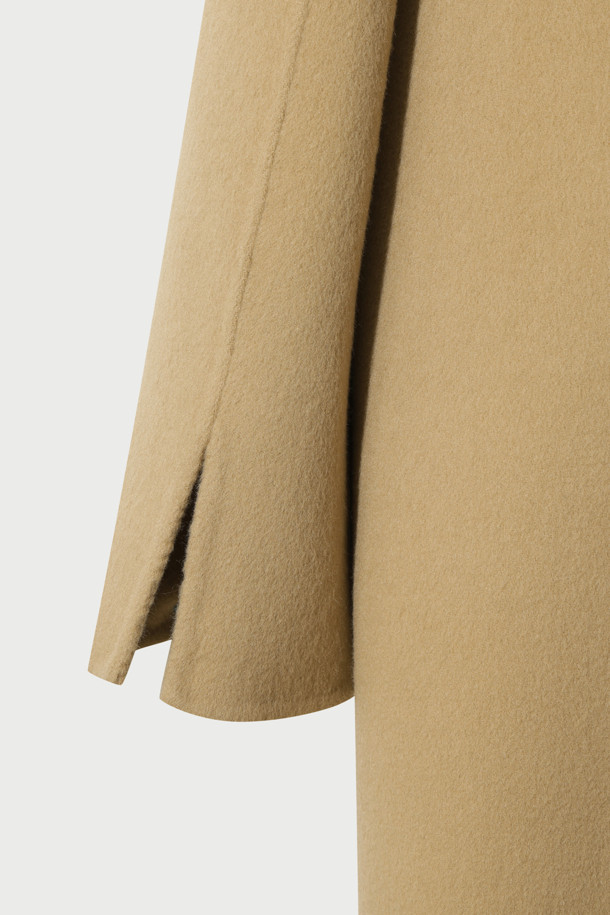 CLASSICO(클라시코) 핸드메이드 더블 코트는 여성스러운 실루엣을 강조하는 클래식 스타일의 롱 코트입니다. 부드러운 털과 캐시미어 혼방 소재로 제작되어 뛰어난 촉감과 보온성을 자랑하며, 가을과 겨울, 두 계절에 걸쳐 활용 가능합니다. 레귤러핏으로 제작되었으며, 숄더 패드가 내장되어 있어 세련된 핏을 연출합니다. 안감은 폴리에스터와 레이온 혼방으로 마감하여 편안한 착용감을 선사하며, 오피스룩, 출근룩, 모임룩 등 다양한 시간과 장소와 상황에 활용하기 좋습니다. 베이지 컬러의 무지 디자인으로 미니멀하고 시크한 스타일을 완성할 수 있습니다.