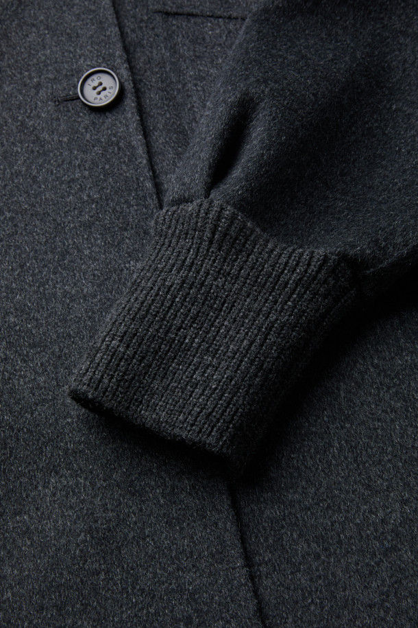 VUIT(뷔) 니트 하이브리드 코트는 캐주얼한 스타일을 추구하는 분들을 위한 봄 시즌 아우터입니다. 블랙 색상의 무지 디자인으로, 루즈핏과 드롭숄더, 니트 밴드, 사이드 포켓 디테일이 특징입니다. 모, 레이온, 면 혼방 소재로 제작되어 부드러운 촉감과 편안한 착용감을 제공합니다. 긴 소매 기장의 봄버 코트 스타일로, 봄 소풍룩에 적합하며 미니멀한 스타일을 연출하기 좋습니다.
