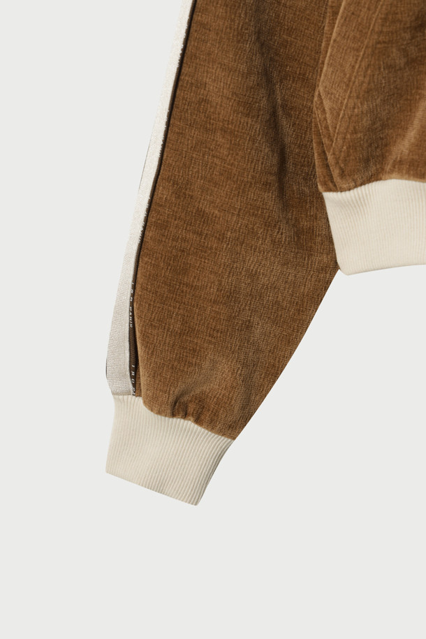 TRILLA 2.0 트랙 재킷은 여성용 아우터로, 봄/가을 계절에 활용하기 좋은 얇은 두께의 블루종 스타일 트랙 재킷입니다. 브라운 컬러에 하이넥 디자인과 옆선 로고 테이핑 디테일이 스포티하면서도 캐주얼한 무드를 연출합니다. 레귤러핏으로 제작되었으며, 집업 방식으로 간편하게 착용할 수 있습니다. 일상, 산책, 여행 등 다양한 TPO에 스타일리시하게 매치하여 캐주얼, 스포티, 미니멀 스타일을 완성할 수 있습니다. 긴 소매 기장의 폴리에스테르와 폴리우레탄 혼방 소재로 제작되었습니다.
