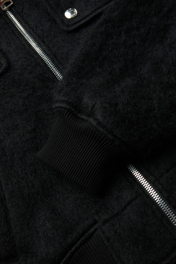 **MERCI (메르시) 울 봄버 재킷**은 부드러운 촉감의 울, 아크릴, 나일론, 모헤어 혼방 소재로 제작된 캐주얼 스타일의 봄버 재킷입니다. 블랙 색상에 루즈핏 크롭 기장으로, 드롭 숄더와 플랩 디테일, 사선 포켓, 골지 립 마감, 안감 처리가 돋보입니다. 데이트룩, 봄 소풍룩 등 다양한 TPO에 어울리며, 미니멀하고 클래식한 스타일을 연출하기 좋습니다. 긴 소매, 집업 여밈 방식으로 간편하게 착용할 수 있습니다.
