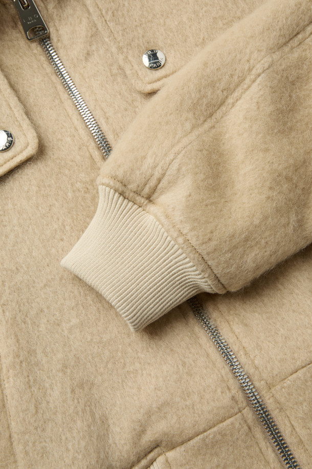 MERCI(메르시) 울 봄버 재킷은 캐주얼, 미니멀, 클래식 스타일을 아우르는 여성용 봄버 재킷입니다. 울, 아크릴, 나일론, 모헤어 혼방 소재로 제작되어 부드럽고 고급스러운 촉감을 선사하며, 봄 시즌에 적합합니다. 드롭 숄더와 플랩 디테일, 사선 포켓 디자인이 특징이며, 루즈핏 크롭 기장으로 편안하면서도 세련된 핏을 연출합니다. 안감은 폴리에스터를 사용하여 활동성을 높였으며, 골지 립 마감으로 완벽한 핏을 완성합니다. 봄 소풍룩, 산책룩 등 가벼운 일상에 활용하기 좋은 아이템입니다.
