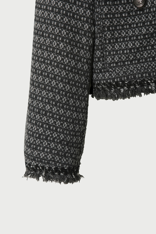 TWEEDY(트위디) 데님 자켓은 여성스러운 스타일을 연출하는 블랙 컬러의 크롭 기장 데님 자켓입니다. 빈티지하고 캐주얼한 매력을 더하는 트위드 패턴과 오픈형 디자인, 레귤러핏으로 편안한 착용감을 선사합니다. 봄, 가을 시즌에 활용하기 좋으며, 데이트룩과 모임룩에 세련된 포인트를 더할 수 있습니다. 면, 폴리에스터, 레이온 혼방의 중간 두께감으로 제작되었으며, 사이드 포켓과 올 풀림 디테일로 독특한 개성을 강조합니다. 긴 소매와 오픈형 코트 타입으로 다양한 스타일을 연출할 수 있습니다.
