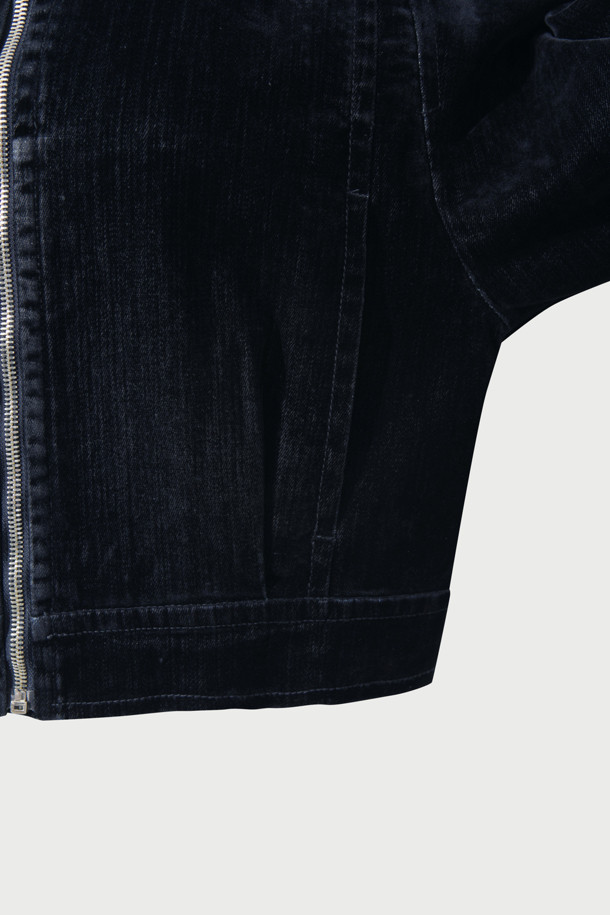 벨벳 데님 트러커는 부드러운 촉감의 데님 소재와 레이온, 면, 폴리우레탄을 혼방하여 제작된 아우터입니다. 빈티지 스타일의 무지 디자인으로, 브러시 효과와 절개선 디테일이 돋보입니다. 지퍼형 여밈 방식과 긴소매, 밑단 여밈 및 핏 조절 기능으로 편안한 착용감을 선사합니다. 데이트룩, 모임룩, 캐주얼 및 미니멀 스타일을 원하는 분들께 추천합니다. 옆면 포켓과 소매 버튼 디테일이 실용성을 더합니다.
