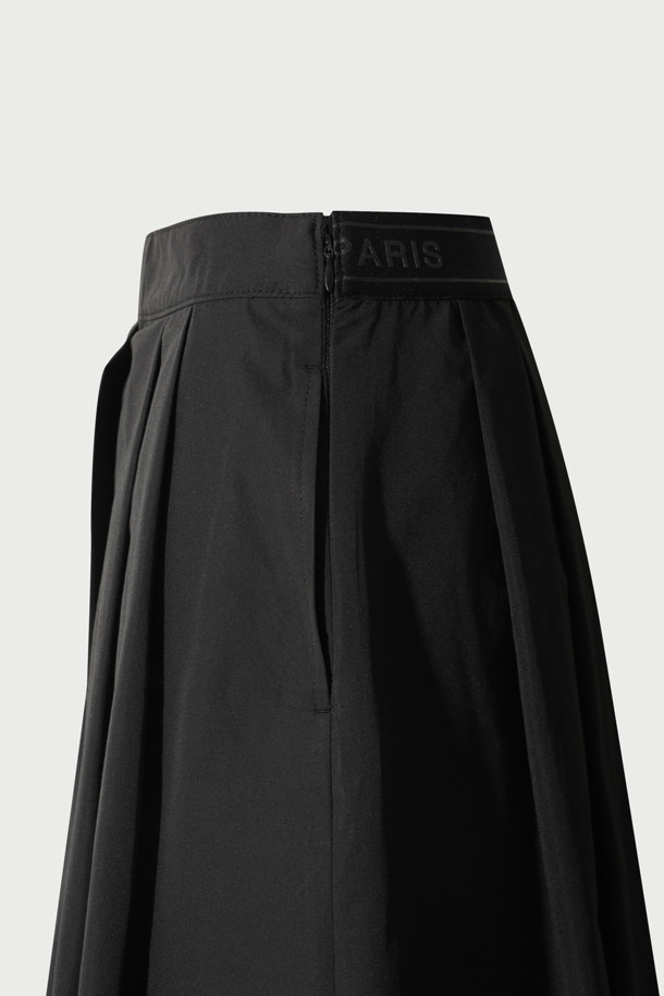 ALINE(아린) 이밴드 플리츠 스커트는 여성용 플리츠 스커트입니다. A라인 핏으로 제작되었으며, 허리 부분에 이밴드를 적용하여 편안한 착용감을 선사합니다. 베이직한 디자인과 블랙 컬러로 다양한 스타일 연출이 가능하며, 면 안감과 폴리에스터, 면 혼방 소재로 사계절 내내 활용할 수 있습니다. 출근룩과 모임룩 모두에 잘 어울리며, 미니멀, 클래식, 캐주얼 스타일을 즐기는 분들께 추천합니다. 허리 부분의 로고 디테일이 돋보이는 디자인입니다.
