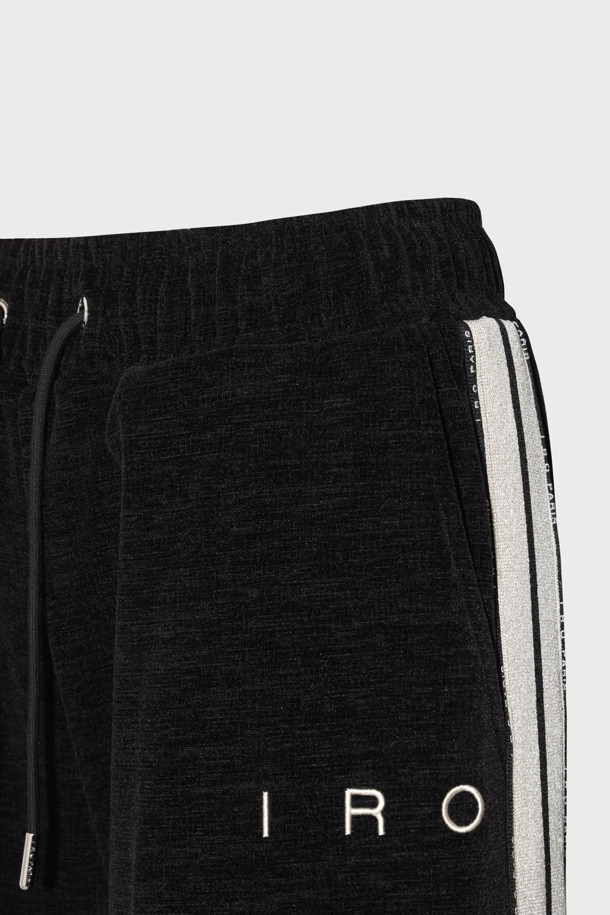 TRILLO 2.0 트랙 팬츠는 일상과 스포츠 활동 모두에 적합한 남녀 공용 트랙 팬츠입니다. 루즈핏으로 편안한 착용감을 제공하며, 봄, 여름 시즌에 적합한 얇은 두께감의 폴리에스터, 폴리우레탄 혼방 소재로 제작되었습니다. 허리 드로스트링으로 사이즈 조절이 용이하며, 옆선 로고 테잎 디테일이 스포티하고 캐주얼한 스타일을 연출합니다. 특히, 베스트셀러 제품으로 많은 사랑을 받고 있는 블랙 컬러의 트랙 팬츠입니다.
