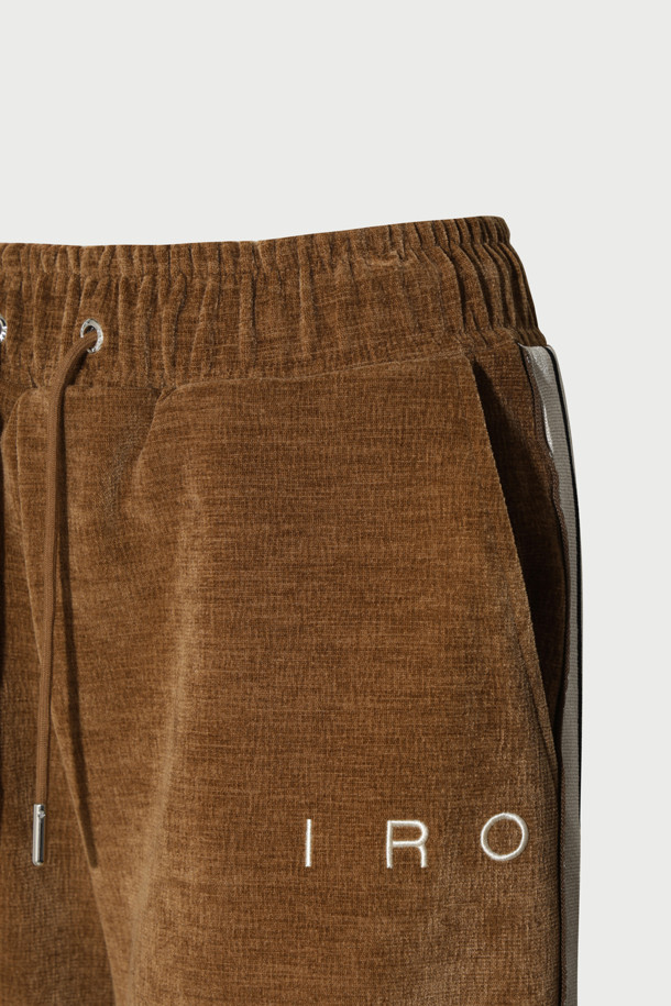 TRILLO 2.0 트랙 팬츠는 편안하고 스타일리시한 일상 및 스포츠 활동에 적합한 바지입니다. 브라운 컬러의 루즈핏 긴바지로, 봄, 여름에 특히 활용하기 좋습니다. 폴리에스터와 폴리우레탄 혼방 소재로 제작되어 부드러운 촉감을 선사합니다. 허리에는 드로스트링 밴딩이 있어 편안한 착용감을 제공하며, 사이드 로고 테이프가 스포티하고 캐주얼한 스타일을 더합니다. 넉넉한 실루엣으로 활동성을 높인 트랙 팬츠입니다.
