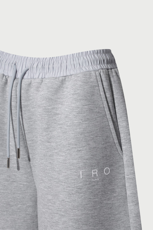 SCOT(스콧) 쿠션지 와이드 팬츠는 부드러운 촉감의 폴리에스터, 레이온, 폴리우레탄 혼방 소재로 제작되어 편안한 착용감을 선사합니다. 릴랙스핏 와이드 디자인에 두꺼운 두께감으로 캐주얼, 미니멀, 클래식 스타일을 연출하기 좋습니다. 허리 스트링과 밴딩으로 편안한 착용감을 더했으며, 넉넉한 포켓 디테일로 실용성을 높였습니다. 일상, 출근룩, 모임룩 등 다양한 TPO에 활용 가능하여 활용도가 높습니다.
