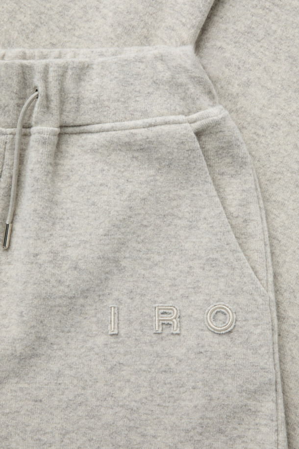 LAIN(레인) 울저지 팬츠는 여성용으로, 가을과 겨울에 따뜻하게 입을 수 있는 긴 기장의 바지입니다. 부드러운 촉감의 울저지 소재에 면, 나일론을 혼방하여 편안한 착용감을 선사합니다. 베이직하고 캐주얼한 스타일로, 와이드 핏과 루즈핏으로 디자인되어 편안함을 더했습니다. 무지 패턴의 그레이 컬러로 다양한 상의와 매치하기 쉬우며, 밴딩 처리되어 활동성을 높였습니다. 스웻팬츠 스타일로 편안하면서도 스타일리시하게 연출할 수 있습니다.
