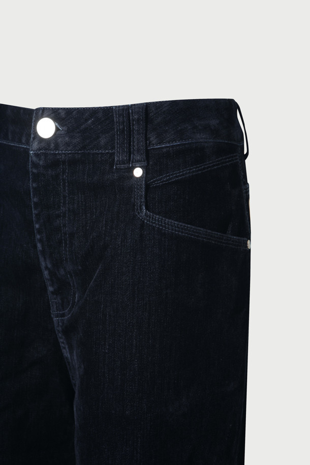 벨벳 데님 팬츠는 부드러운 촉감과 따뜻함을 선사하여 가을과 겨울에 착용하기 좋은 여성용 바지입니다. 무지 패턴의 블랙 컬러로, 출근룩, 클래식, 미니멀, 캐주얼 스타일을 모두 소화할 수 있습니다. 면, 폴리우레탄, 레이온 혼방 소재로 제작되어 편안한 착용감을 제공하며, 레귤러핏 스트레이트 핏으로 다리 라인을 깔끔하게 연출해 줍니다. 두꺼운 두께감과 벨벳 텍스처가 고급스러운 분위기를 더하며, 포켓 디테일로 실용성을 높였습니다. 
