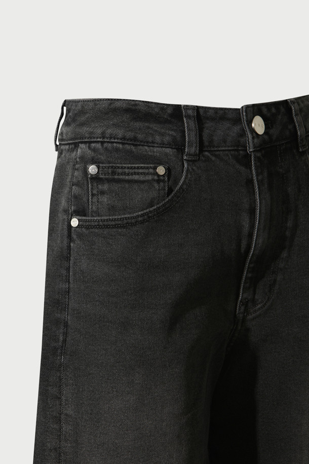 TROYES(트로이스) 데님 팬츠는 여성 고객을 위한 캐주얼 와이드핏 데님 팬츠입니다. 일상룩, 데이트룩, 모임룩 등 다양한 TPO에 활용하기 좋으며, 캐주얼, 미니멀, 클래식 스타일을 연출하기 좋습니다. 부드러운 면, 레이온, 폴리에스터, 폴리우레탄 혼방 소재로 제작되어 편안한 착용감을 선사합니다. 무지 디자인에 사이드 절개 패널 디테일이 더해져 세련된 느낌을 더했습니다. 사계절 내내 활용 가능한 긴 기장의 블루 컬러 데님 팬츠로, 와이드핏이 다리 라인을 커버해 줍니다.
