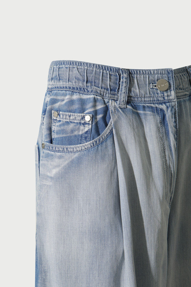 온딘(ONDINE) 밴딩 데님 와이드 팬츠는 편안함과 스타일을 동시에 만족시키는 데일리 팬츠입니다. 연청 컬러의 면 소재로 제작되어 부드러운 착용감을 선사하며, 얇은 두께감으로 간절기에 적합합니다. 와이드핏 디자인과 원턱 디테일이 모던하고 내추럴한 무드를 연출하며, 밴딩 처리로 편안한 착용감을 제공합니다. 쇼핑룩, 카페룩 등 다양한 TPO에 맞춰 미니멀, 캐주얼, 클래식 스타일로 연출하기 좋습니다. 센터 버튼, 지퍼 여밈, 양옆과 힙 포켓, 워싱 가공 등의 디테일이 돋보이는 제품입니다.
