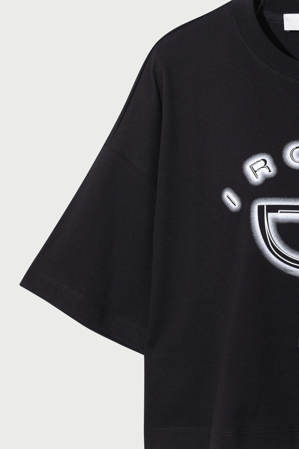 **BATEAU(바토) 그래픽 티셔츠**

캐주얼한 무드의 BATEAU(바토) 그래픽 티셔츠입니다. 봄, 여름 시즌에 어울리는 얇은 두께감의 면 소재로 제작되어 편안한 착용감을 선사합니다. 라운드넥에 오버핏 크롭 기장으로 트렌디함을 더했으며, 블랙 컬러 바탕에 그래픽 로고 패턴으로 포인트를 주었습니다. 일상, 쇼핑 등 다양한 TPO에 활용 가능하며, 하이웨이스트 하의와 함께 매치하여 스타일리시한 룩을 연출해보세요.
